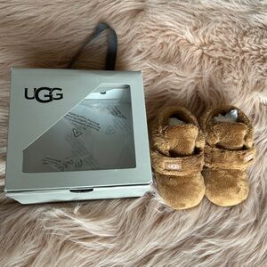 UGG Chestnut Slippers size 04/05 size large